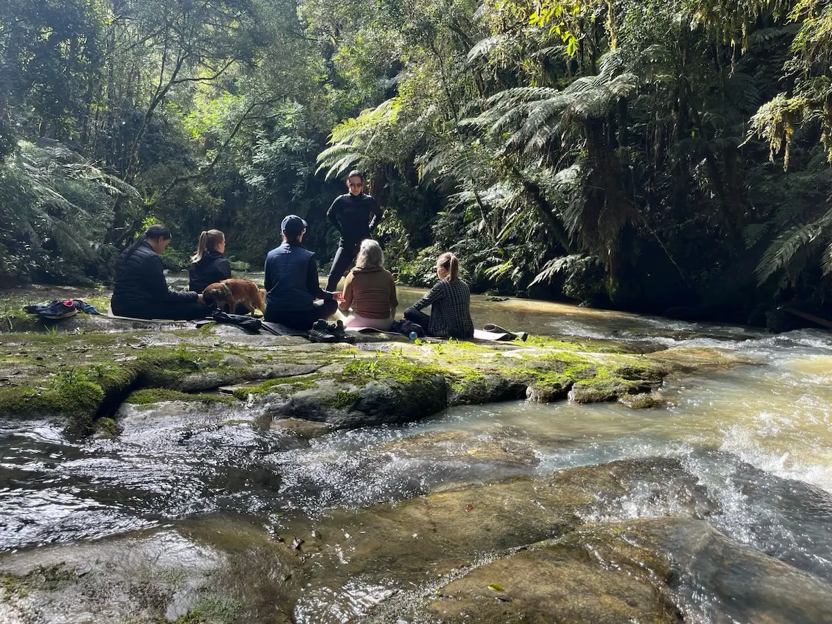 Meditação na natureza em ambiente aberto e sereno